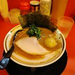 横浜家系ラーメン 裏大輝家 - デフォルトラーメン税込み８００円の、味玉は”身バレ”サービス