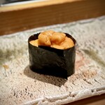 匠 進吾 - ■馬糞雲丹
      海苔の食感も良くて、香りもいい。この季節になると、馬糞雲丹の甘さは、より歓迎したくなりますね。