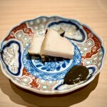 匠 進吾 - □蒸し鮑
      これは、肝ソースにひと工夫。味噌に漬けて独特の肝のにおいを抑えているそう。
      後悔がひとつ。
      シャリをひと口もらって、ソースを掬い取りたかった。
      鮑自体も、余韻の磯の香りにインパクトあります。