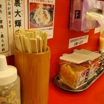 横浜家系ラーメン 裏大輝家 - 卓上の薬味類