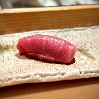 匠 進吾 - ■中トロ
                    塩釜の延縄。脂乗りが良くなって、甘さと旨さに満ちています。