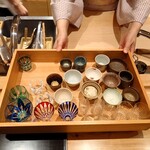 新地 やま本 - お猪口、グラスは好きなものを。