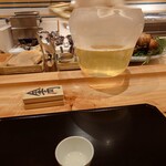 新地 やま本 - まずは一番出汁を味見させてくれます。