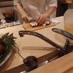 新地 やま本 - 大将が松茸、切り分けます。