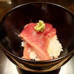 新地 やま本 - サービスで出してくれた、かつおの漬け丼