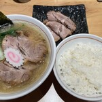 銀座 嚆矢 - 豚骨醤油ラーメンとチャーシュー、ライス