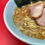 横浜家系ラーメン 黄金家 - 豚骨感も醤油感も強めなスープ。