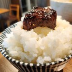 炭火焼肉ホルモンさわいし - 和牛特選サガリのオンザライス