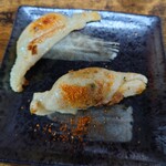 居酒屋 呑兵衛 - 鳥皮ギョウザには七味唐辛子が合う