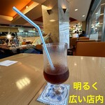 トリアノン - 明るく広い店内