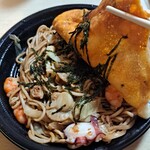 福本屋 - 卵焼きの下はこのような感じで、まさに「シーフードグルメ」にふさわしい内容。