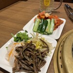 焼肉 鶯谷園 - ナムルとキムチ盛り合わせ
