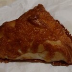 パン･オ･ミエル - 三角ドームにチーズがパリパリ　中味は…