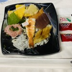 鮪市場 - 「並 海鮮丼」790円税込み♫