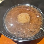 銀座 しのはら - れんこん餅の赤出汁　蕎麦米が隠れています