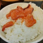 からやま - イカの塩辛をのせて、うーん美味しい