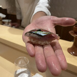 銀座 しのはら - 秋刀魚の握り