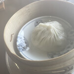 松石 - 湯気が〜
      大葉の小籠包　おいしいスープがたっぷり！