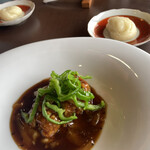 松石 - 花巻？が、あと10個くらいほしいおいしさ笑
      ソースをなるべく最後までつけて頂く