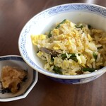 松石 - 鯵と花ニラの炒飯。どちらも驚くほどくせがないのです