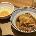 Yayoi Ken - すき焼き用の牛肉は2切れだけですが、
                        朝ごはんとしては十分。
                        しらたきと白菜もささやかに入ってます。
