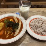 スープカレー ラマスパイス - しめじ野菜250番+ブロッコリー+レンコン、パインラッシー