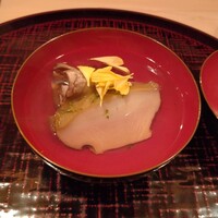 四ッ谷 みね村 - 煮鮑と舞茸の椀。なかなか良い香りのする鮑をたっぷり使ってあり嬉しいですね。出汁は鰹が華やかに香るも塩気は抑えてあり良いね。鮑とかにはこうした出汁が合います。鮑にも少し包丁入れても良かったかもしれません