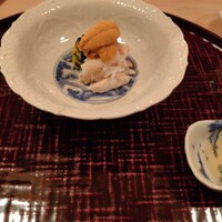 四ッ谷 みね村 - 茹でたての毛蟹に赤雲丹。蟹や雲丹の質が良いのでジュレとかはあえて使わずに少し塩をふるだけで。雲丹たっぷりで贅沢だなー。