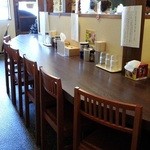 飛騨高山中華そば やまと - 2列目のカウンター席　平日のみらしいです　