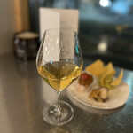 PARKER COFFEE STAND - 窓際のカウンターで