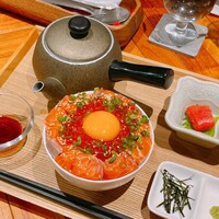 Seafood bar Ermitage 横浜鶴屋町店 - 薪で炙ったサーモン丼