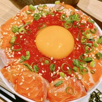 Seafood bar Ermitage 横浜鶴屋町店 - 薪で炙ったサーモン丼