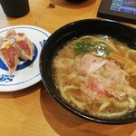 無添 くら寿司 - 牛さしとろらーめん490円、ゆず塩かつおたたき115円