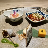 中国菜 ARATA - 季節の前菜盛合せ
                ・磯つぶ貝の上湯煮 葱山椒ソース
                ・秋刀魚の燻製
                ・クリームチーズ 紹興酒漬け
                ・かぼちゃと塩漬け卵の酢の物
                ・よだれ鶏（阿波尾鶏） 山クラゲ
                ・クラゲ梨 もって菊 赤酢ソース