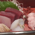 Sushiya Ginzou - 刺し身の盛り合わせ〜赤マグロ、ジンチョウマグロ、イカ、ネギトロ、炙りトロ〜