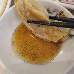 餃子の王将 - 餃子に酢コショウ餃子のタレは普通に美味(2023.10.4)