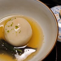 懐石わたなべ - 油物
                      ㉑百合根饅頭、海老と黄身入り、出汁餡掛け、金時草添え