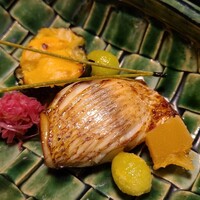 懐石わたなべ - 焼物
                    ⑲真鯛の幽庵焼き、茄子田楽、レッドキャベツの酢の物、揚げ銀杏、素麺瓜の奈良漬け、茶蕎麦の松葉載せ