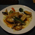 洋食屋ZEN - ④新潟産連子鯛と宮城産活帆立のポワレ　焦がしバターとトマトの2種ｿｰｽ　各種秋野菜添え　単品（1400円）