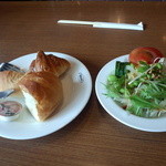 Forukusu - 食べ放題のパンとサラダ