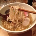麺はストレートに近い真っ直ぐな麺だ。