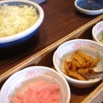 Tonkatsu Kaikatei - キャベツとお漬物。