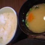 Tonkatsu Kaikatei - ご飯とお味噌汁。ご飯はお代わり自由です。