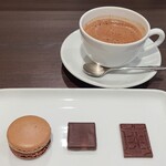 ジャンポール エヴァン - Menu voyage du cacao 《ムニュ ヴォワイヤージュ デュ カカオ》(税込1,595円)
            マダガスカルorペルーのショコラを選択して3つの食べ方で頂くメニュー(ドリンク付)