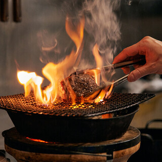 お肉は香り高く炭火焼でご用意してます！