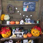 ビーチ バーガー 9 - ハロウィンパンプキンにもハイビスカスが掛けられている。