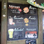 ビーチ バーガー 9 - ハワイでハイビスカスは“神様への捧げる花”。花言葉は「上品な美しさ」などで「幸せな未来」や「希望」を象徴するモチーフとして大切にされている。