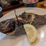 しげ乃や - イサキ塩焼き　ケース内のお魚は煮たり焼いたりしてもらえます。