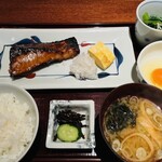 銀座 圓 - 日替わり焼き魚（青森産鰤のタレ焼き）と生卵 1,800円