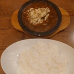 ホットスプーン - チーズ牛すじ煮込みカレー